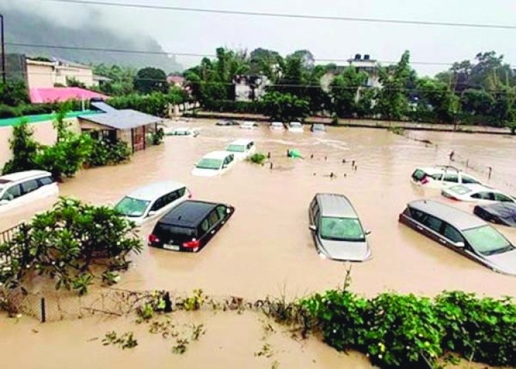 उत्तराखंड में बारिश ने मचाई तबाही, एयरपोर्ट में घुसा बाढ़ का पानी
