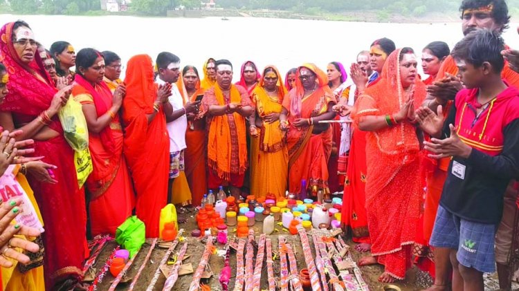 प्राचीन शिवलिंग में जलाभिषेक कर की संपूर्ण जगत के कल्याण की कामना