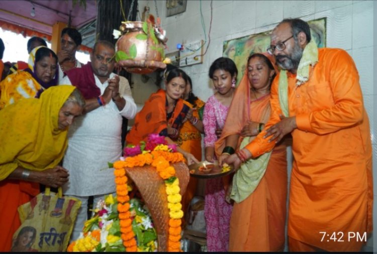 हर हर महादेव के नारों से गूंजा आसमान, जितेंद्र वर्मा के नेतृत्व में टोला घाट में उमड़ा शिव भक्तों का जन सैलाब