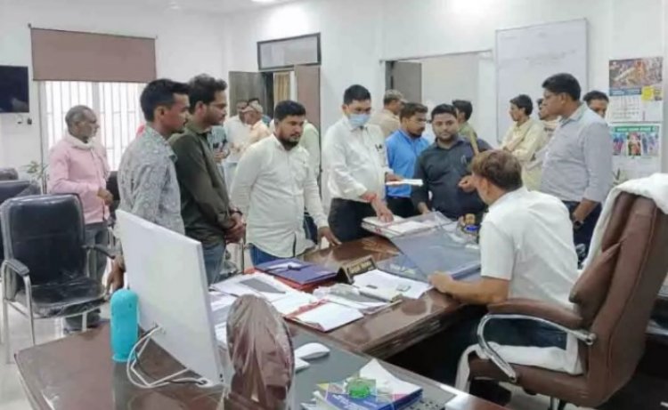 प्रभारी प्राचार्य ने सरकारी पुस्तकों को बेच दिया कबाड़ में, आत्मानंद स्कूल में भर्ती के नाम पर ऐंठे रुपए