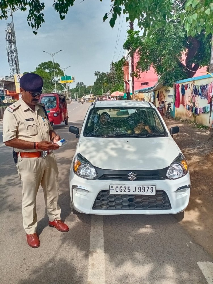 नो पार्किंग में खड़ी वाहनों का कटा चालान, पुलिस ने लगाया 24000 का जुर्माना
