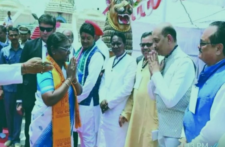 बेटी ईतिश्री के संग छत्तीसगढ़ पहुंची राष्ट्रपति द्रौपदी मुर्मू