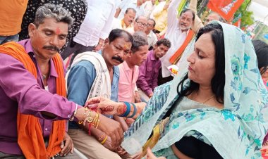 भाजपा महिला मोर्चा की कार्यकर्ताओं ने रिक्शा चालक, टैक्सी ड्राइवर, ऑटो चालक एवं डिलीवरी बॉय को बांधी राखी