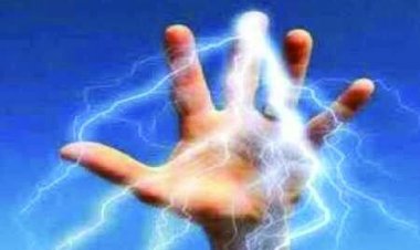 घर की आटा चक्की से करंट लगने से परिवार के 2 बच्चों समेत 4 लोगों की मौत