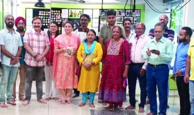 प्रेरक वार्ता में कला को निखारने और विकसित करने की दी गई जानकारी