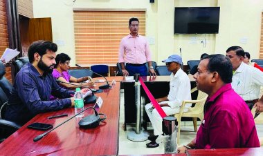 ग्राम नेवईवासियों ने टाउनशिप का कचरा अन्य स्थान पर स्थानांतरित कराने कलेक्टर से लगाई गुहार