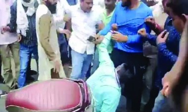 दुर्ग में कांग्रेस पार्षद ने भाजपा नेता को दिया धक्का फिर मारा लात और गाली गलोज भी, विधायक वोरा की मौजूदगी में कर बैठा कांड