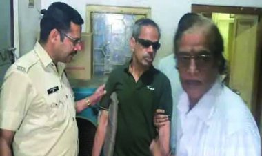 उधारी के 30 लाख वापसी के लिए भिलाई वेंकटेश्वर टाकीज में अनशन पर बैठा नेत्रहीन बुजुर्ग