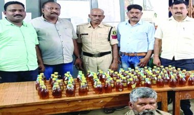 अवैध शराब बेचने अधेड़ गिरफ्तार, 98 पौवा देशी मसाला सहित 13 हजार नगदी जब्त