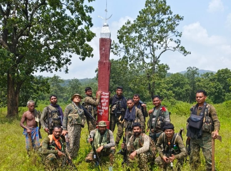 सुरक्षा बल ने नक्सलियों द्वारा बनाया गया था लकड़ी का स्मारक किया ध्वस्त