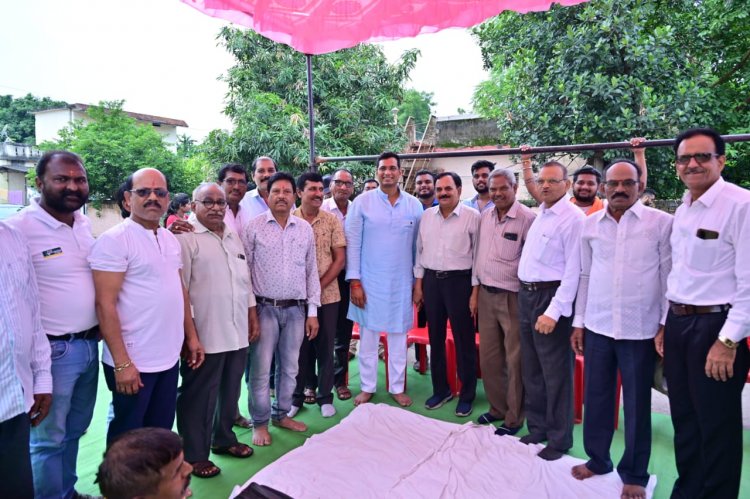 विधायक ने खोला विकास का पिटारा, सेक्टर में बनाएंगे स्मार्ट सड़क, बैडमिंटन ग्राउंड का किए लोकार्पण