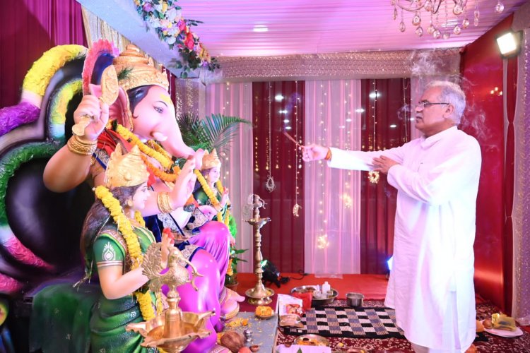 मुख्यमंत्री श्री बघेल ने की गणपति जी की पूजा-अर्चना