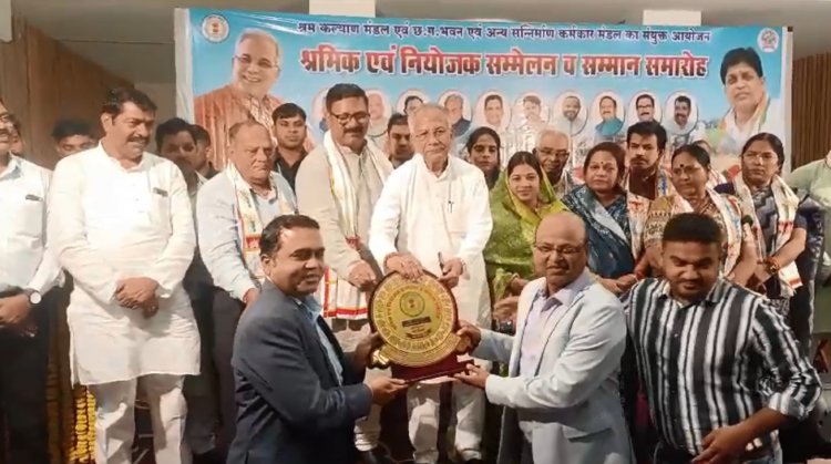स्पर्श अस्पताल के डायरेक्टर डॉ. दीपक वर्मा और डॉ. संजय गोयल को गृहमंत्री ने किया सम्मानित, श्रमिक कल्याण के लिए स्पर्श ने दिए 4.05 लाख