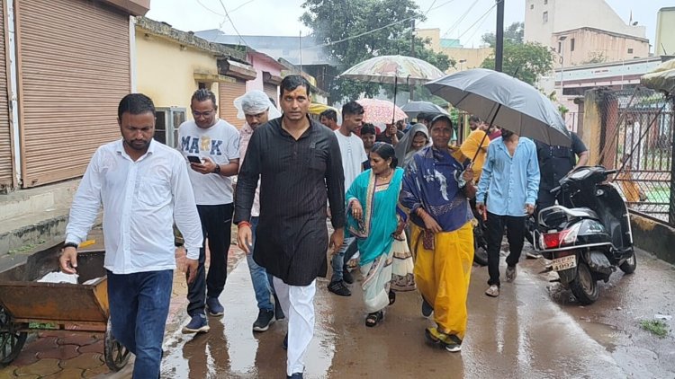 प्रगति यात्रा पर निकले विधायक ने वार्ड 49, 55 और 56 में लाखों के विकास कार्यों की दी सौगात