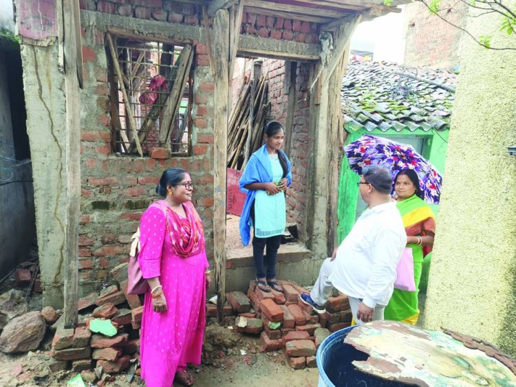 मंदिरों व पंडालों में दिन गुजारने को मजबूर कई गरीब परिवार, किस्त की राशि के लिए कई माह से नगर निगम भिलाई का लगा रहे चक्कर