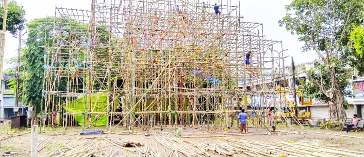 नवरात्रि के लिए पंडाल निर्माण का कार्य शुरू, दिन रात मेहनत कर पंडाल बनाने में जुटे कारीगर