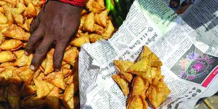अखबार के पन्नों में समोसा-कचोड़ी सहित अन्य खाद्य सामग्री परोसने या पार्सल करने पर दुकानदरों की खैर नहीं, कार्रवाई के निर्देश जारी