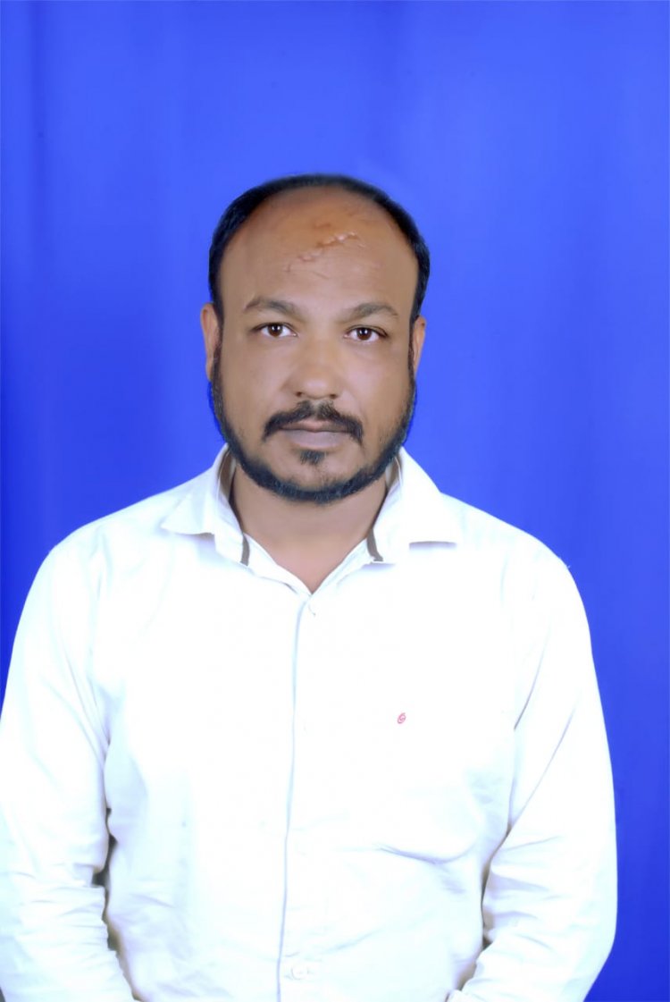 किसानों के कर्ज माफी की घोषणा के बाद मिठाई बांट मनाई खुशी