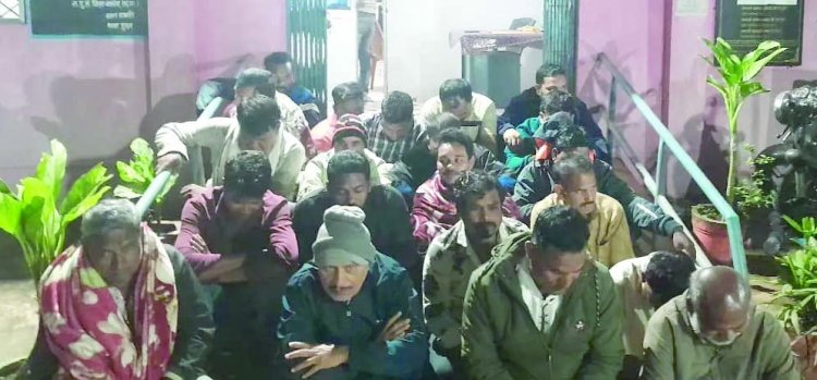 जंगल में बैटरी से रौशनी कर जुआ खेलते 21 गिरफ्तार, 2.14 लाख नगदी समेत 11.50 लाख मूल्य के 12 बाइक, एक कार, 22 मोबाइल जब्त