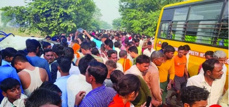 स्कूल बस और वैन की भिड़ंत से 4 बच्चों समेत 5 की मौत, कई घायल, अस्पताल में मची चीख-पुकार