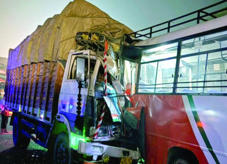 खड़ी बस में ट्रक ने टक्कर 6 की मौत, 26 यात्री हुए घायल
