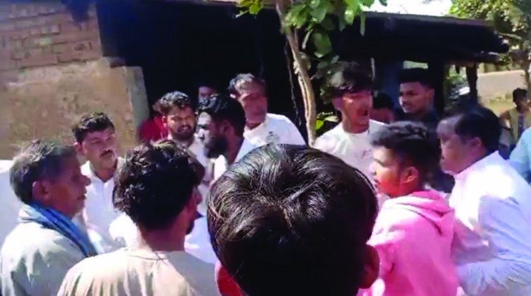 मतदान केंद्र के सामने भिड़ गए भाजपा और कांग्रेस के कार्यकर्ता