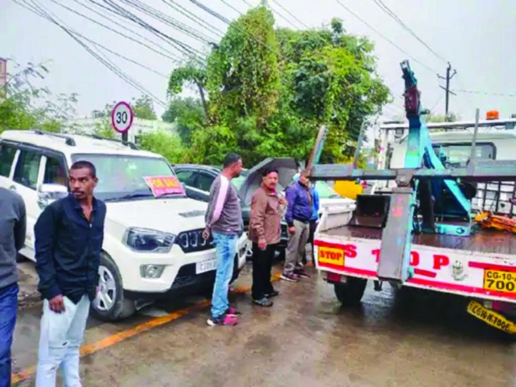 नगर निगम व ट्रैफिक पुलिस ने ऑटो डीलर्स पर की कार्रवाई, कई गाडिय़ां जब्त
