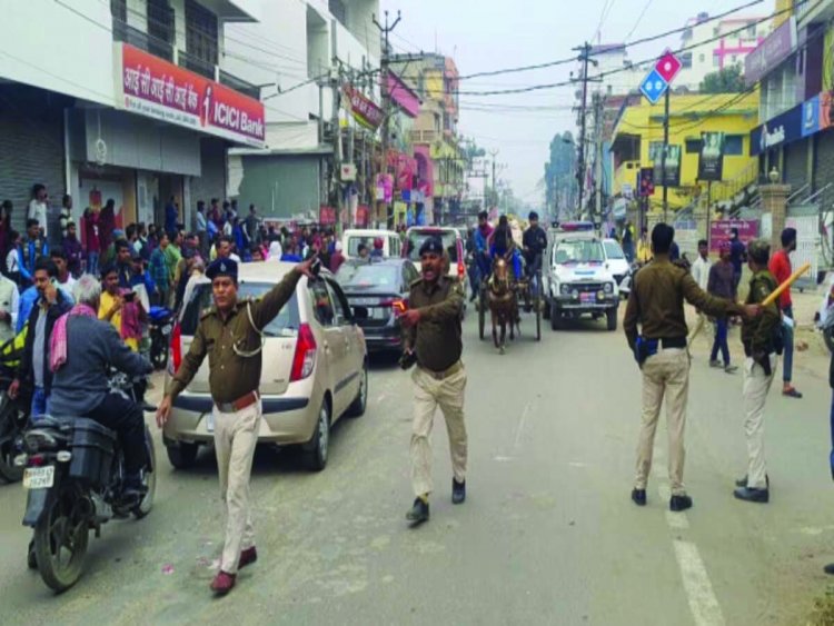 पुलिस और अपराधी आमने-सामने; एक्सिस बैंक में डकैती को घुसे हथियारबंद लूटेरे अंदर फंसे, पुलिस ने चारों ओर से घेर रखा है