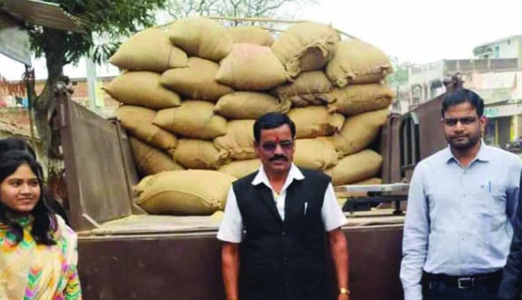 सरपंच को धान का अवैध परिवहन करते SDM ने पकड़ा