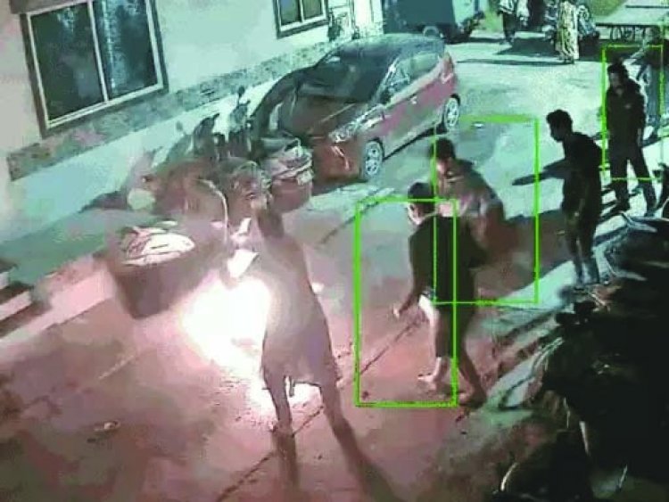 पत्नी और उसके परिजनों से तंग पति ने ससुराल के बाहर आग लगाकर की सुसाइड 