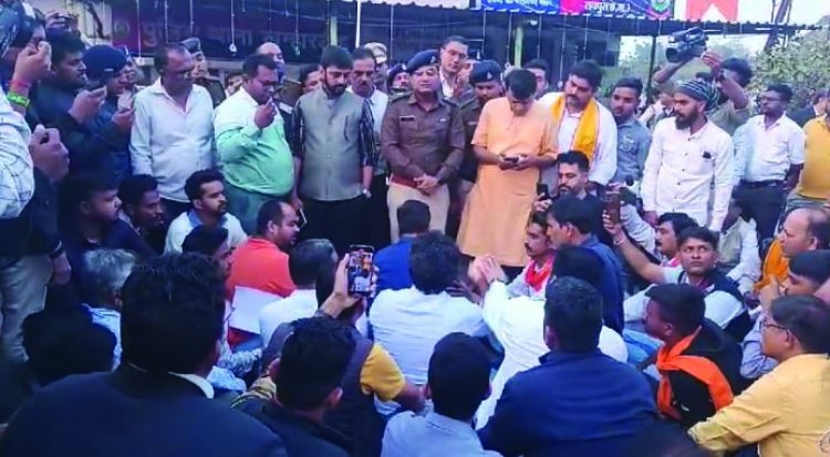 विशेष धर्म के लोगों ने घर में घुसकर की मारपीट, बजरंगदल और विहिप ने थाने के सामने पढ़ी हनुमान चालीसा