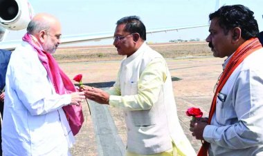 रायपुर पहुंचे केंद्रीय गृहमंत्री अमित शाह का CM विष्णुदेव साय और गृहमंत्री विजय शर्मा ने किया स्वागत