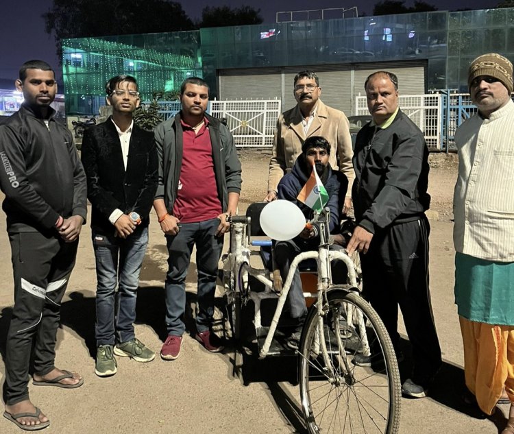 दिव्यांग जनों को बांटे गए ट्रायसिकल और बैसाखी