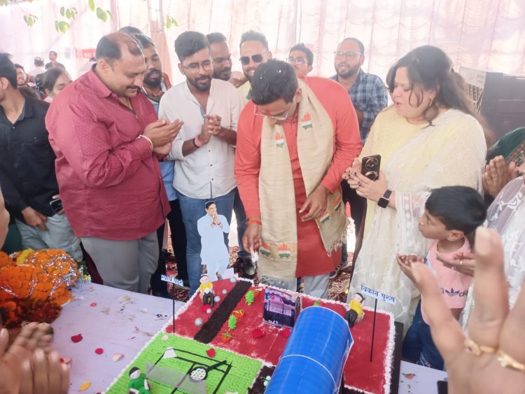 समर्थकों ने नए अंदाज में मनाया विधायक देवेन्द्र यादव का जन्मदिन