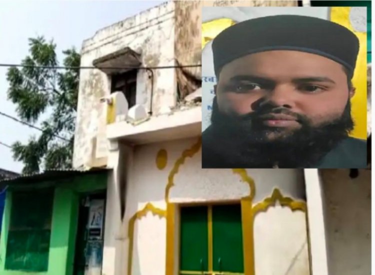 अंध विश्वास फैलाने वाले मौलवी के खिलाफ अपराध दर्ज, पेटी से मिली लड़कियों की तस्वीरें
