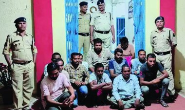 जंगल में चल रहा था हार जीत का दाव, जुआ खेलते 12  गिरफ्तार