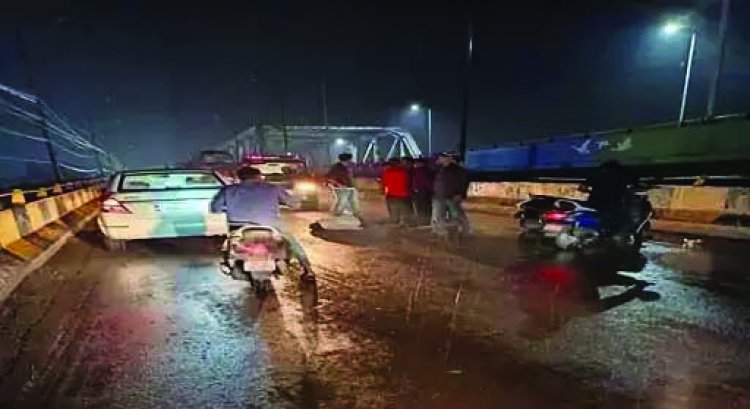 फ्लाईओवर में हादसा, हाईवा की ठोकर से बुजुर्ग की मौत, महिला गंभीर
