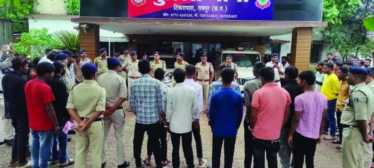 होली पर शांति बनाए रखने चाकूबाजों की परेड