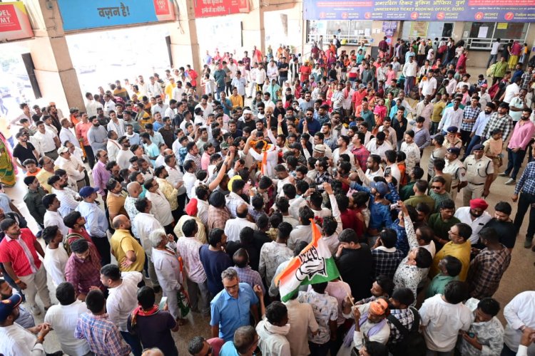 नम आंखों से विधायक को विदा करने पहुंचे हजारों लोग