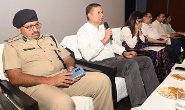 जिला प्रशासन एवं पुलिस प्रशासन के अधिकारियों की हुई संयुक्त बैठक