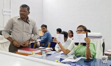 कलेक्टर एवं जिला निर्वाचन अधिकारी ने अभ्यर्थियों को किए प्रतीक चिन्ह आबंटित