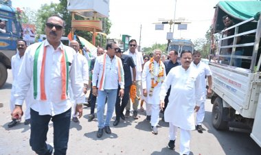 महासमुंद लोकसभा प्रत्याशी ताम्रध्वज साहू कांग्रेस कार्यकर्ताओं के साथ विशाल बाइक रैली में हुए शामिल