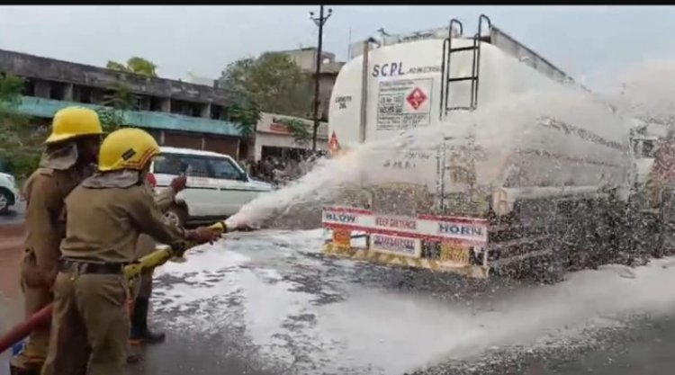 भिलाई में डीजल से भरा टैंकर दुर्घटना का हुआ शिकार, टैंकर में लीकेज की वजह से बीच सड़क पर बहने लगा डीजल