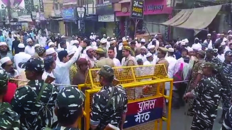 पुलिस ने सड़क पर नमाज पढ़ने से रोका, 'अल्लाह हू अकबर' के  लगे नारे