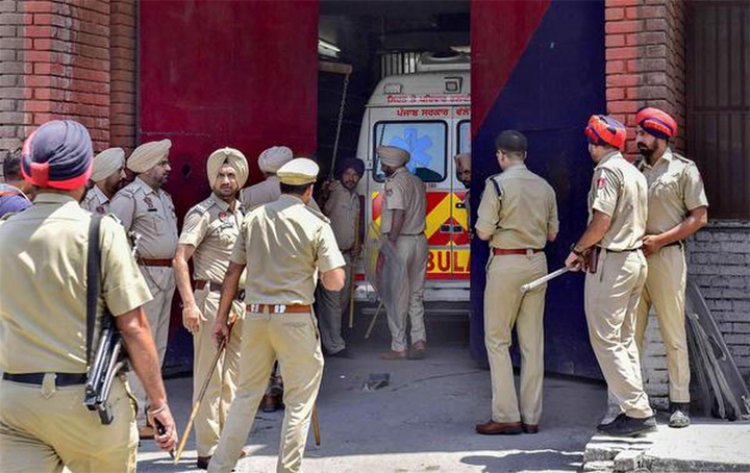जेल में खूनी झड़प, दो कैदियों की मौत