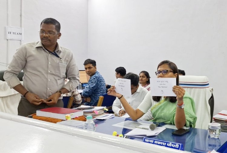 कलेक्टर एवं जिला निर्वाचन अधिकारी ने अभ्यर्थियों को किए प्रतीक चिन्ह आबंटित
