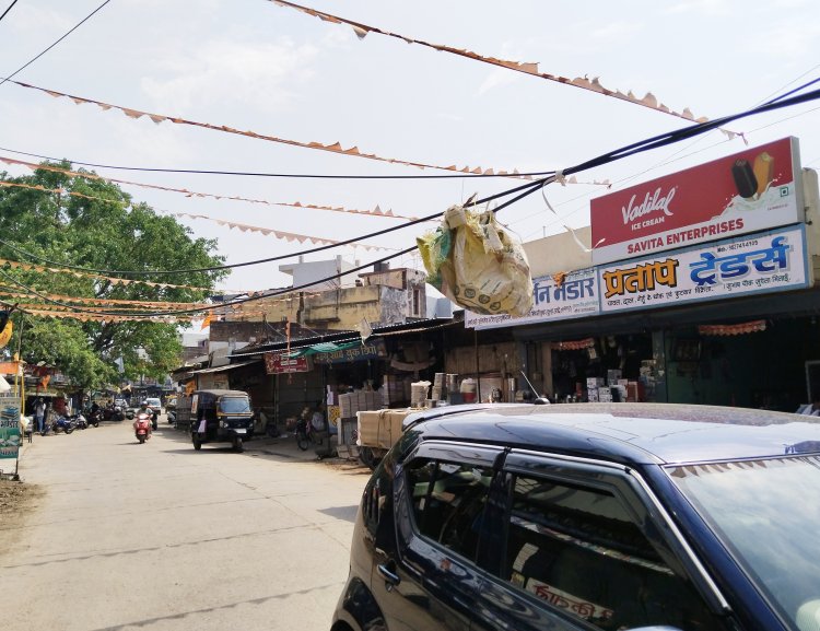 भिलाई शहर में केबल तारों का मायाजाल, 2 दिनों से बीच सड़क पर लटका है तार, कभी भी घट सकती थी बड़ी दुर्घटना, सुपेला पुलिस की तत्परता से बची लोगों की जान