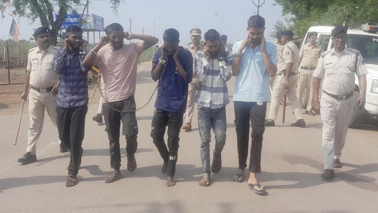 हत्या का प्रयास करने वाले 6 आरोपियों का पुलिस ने निकाला जुलूस