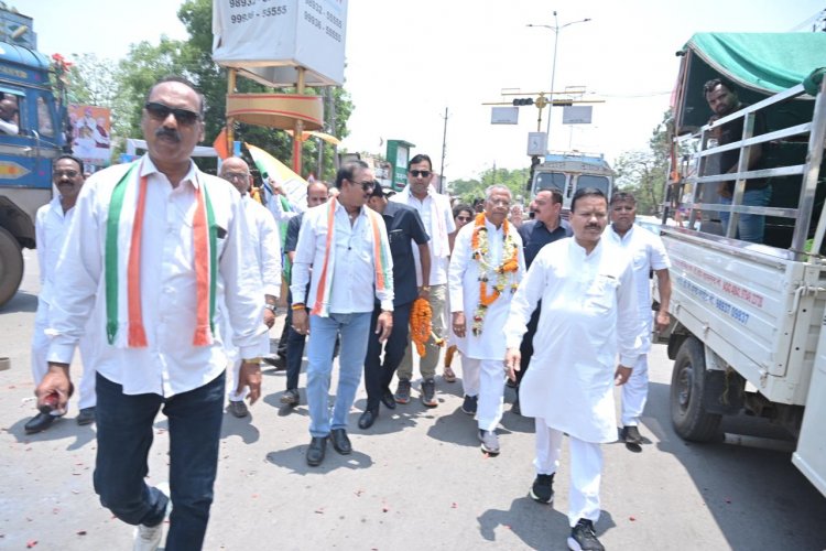 महासमुंद लोकसभा प्रत्याशी ताम्रध्वज साहू कांग्रेस कार्यकर्ताओं के साथ विशाल बाइक रैली में हुए शामिल