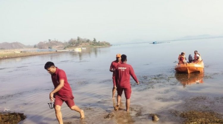 जलाशय में नाव पलटने से डूबा मछुवारा, 12 घंटे से चल रहा सर्च ऑपरेशन